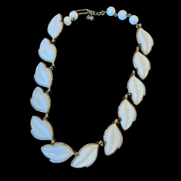 Vintage Crown Trifari White Milk Glass Leaf Motif Choker 15" Necklace Signed - Picture 6 of 6